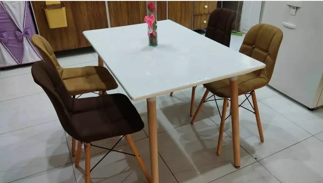 میز و صندلی غذاخوری ایفلی چهار نفره چوبی پارچه ای رنگ بندی