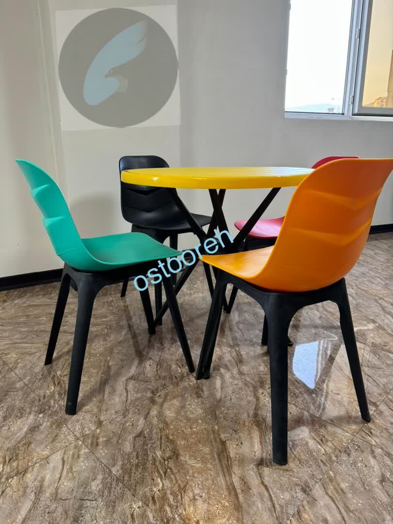 میز و صندلی غذاخوری فضی باز قابل شست و شو مدل السا فایبرگلاس پایه پلیمری و میز پایه پلیمری ۴ نفره