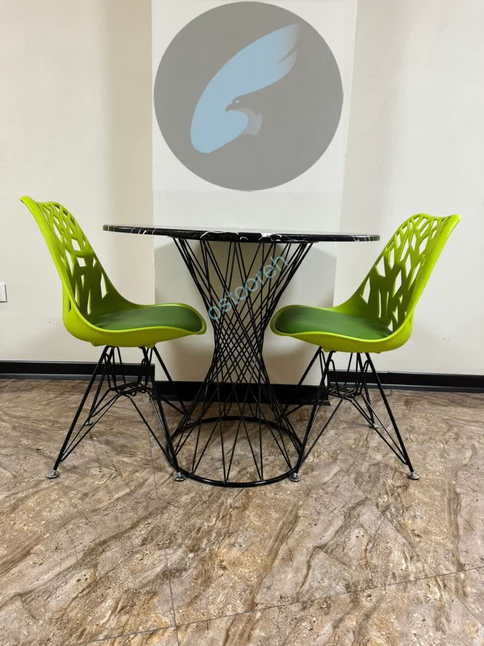 میز و صندلی غذاخوری فایبرگلاس مشبک تشک دار شرکتی نشکن کافه رستورانی مدل اریکا پایه فلزی میز برتویا ۲ نفره