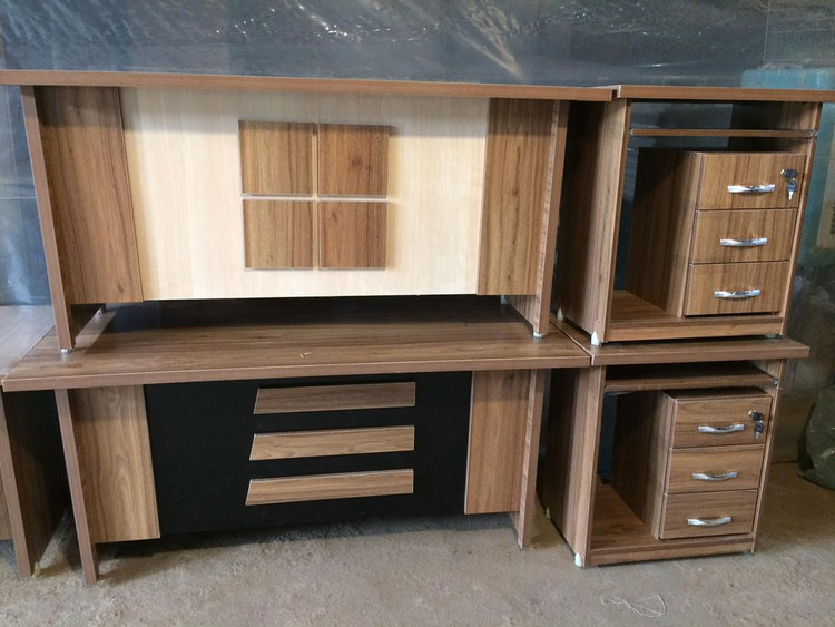 میز کارمندی ساده